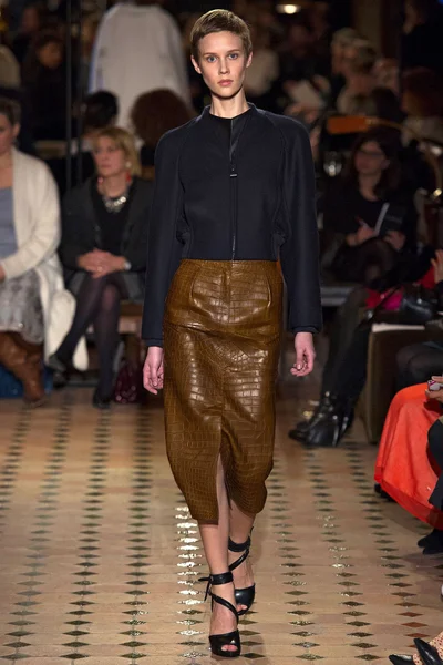 Look 16